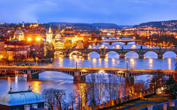 Prager am Abend Moldau mit Mango Tours