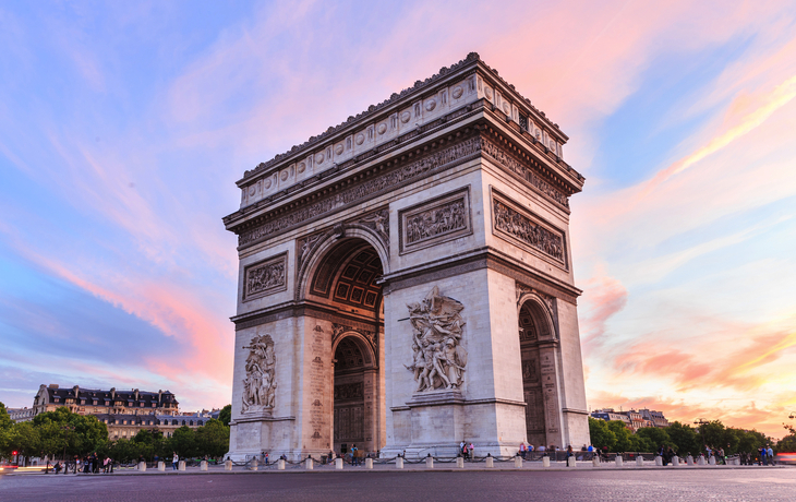Pariser arc de triomphe mit Mango Tours