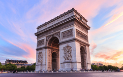 Pariser arc de triomphe mit Mango Tours
