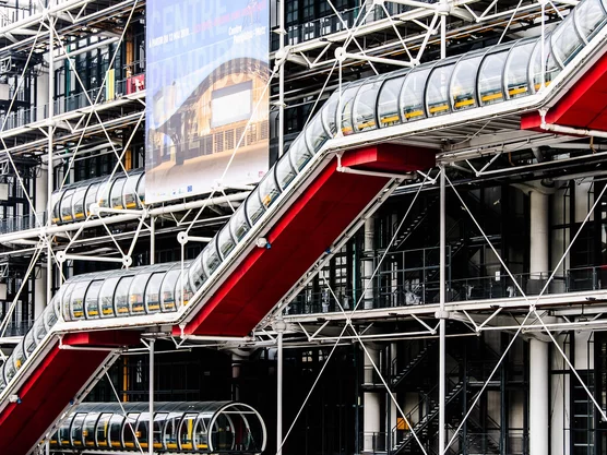 staedtereise-busreise-frankreich-paris-reisefuehrer-centre-pompidou-eingang